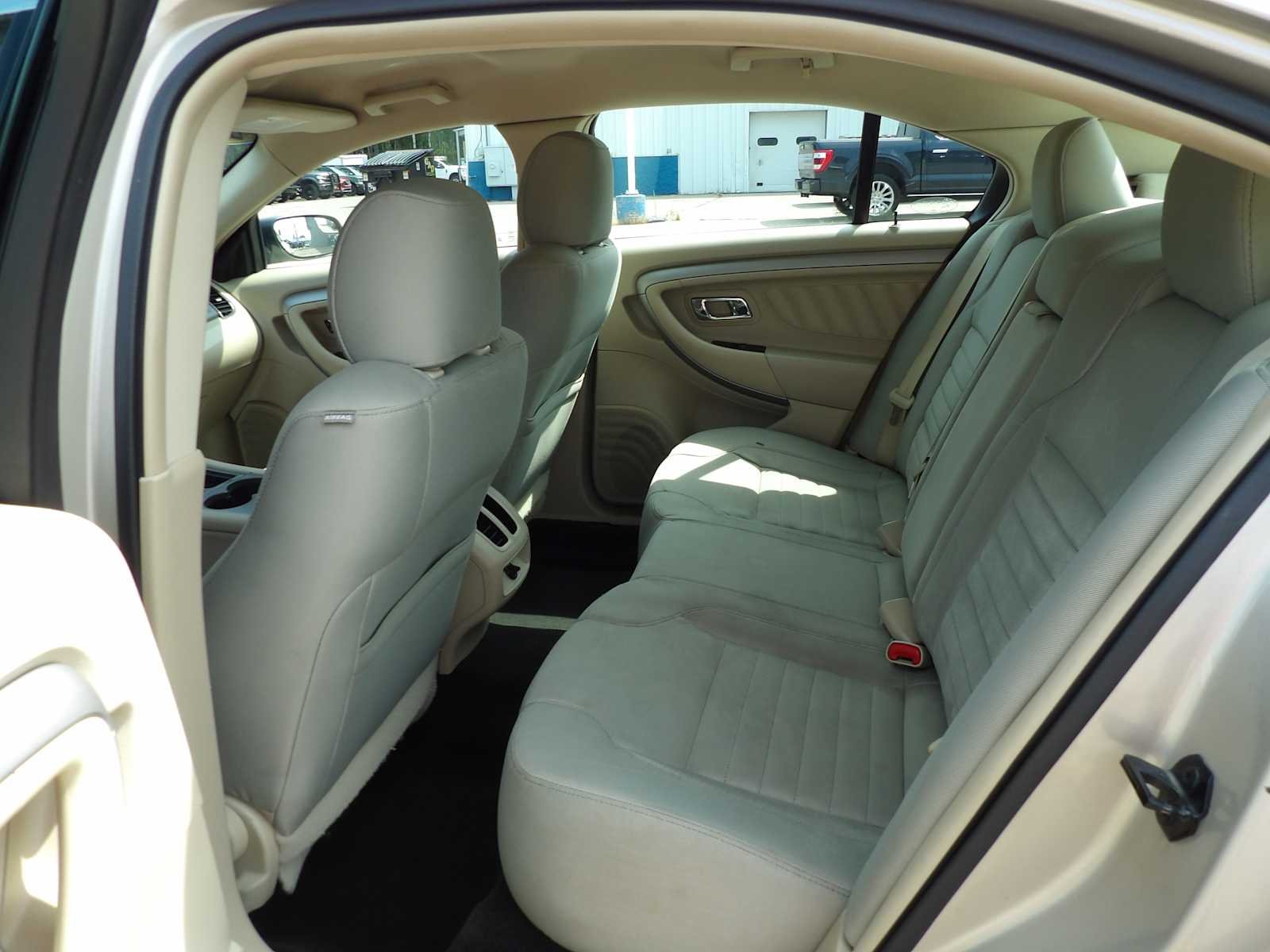 Used 2018 White Gold Metallic Ford SE image 11