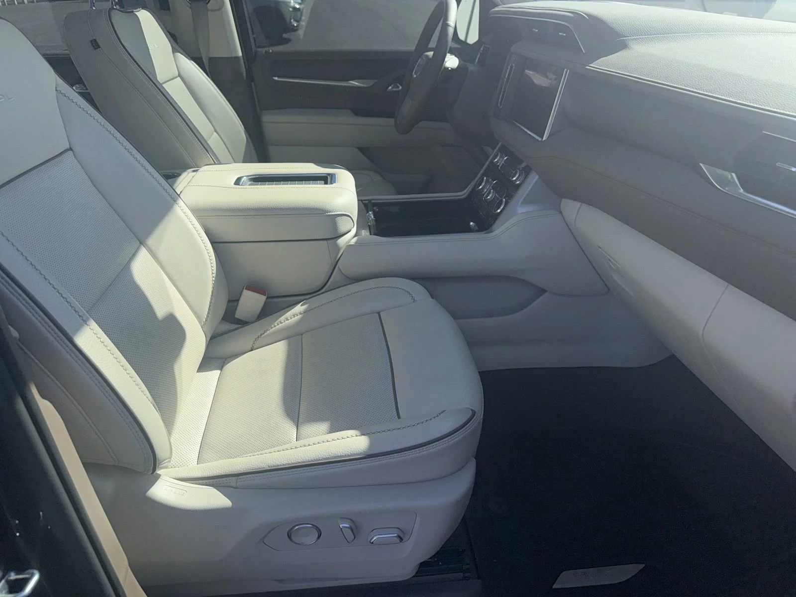 2024 GMC Yukon Denali - Photo 23