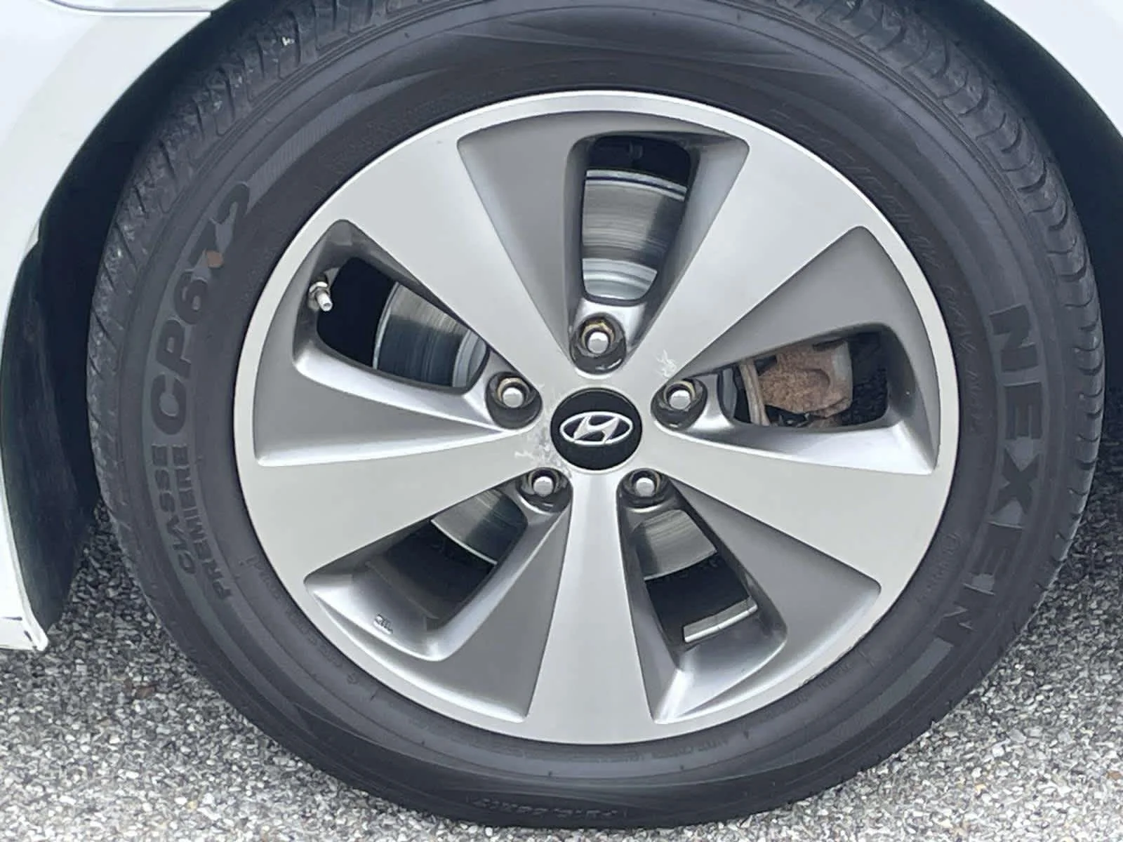 Used 2011 Porcelain White Pearl Hyundai Hybrid image 16