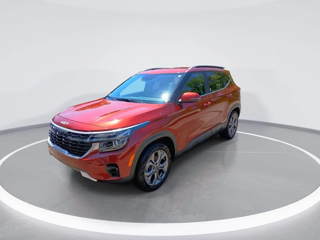 Used 2024 Orange Kia S image 4