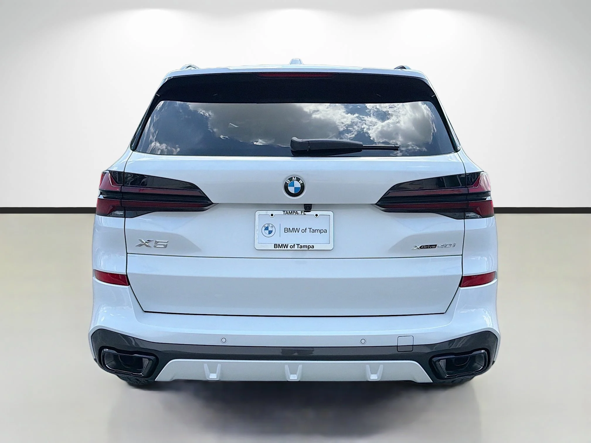 New 2026 Mineral White Metallic BMW xDrive40i image 4