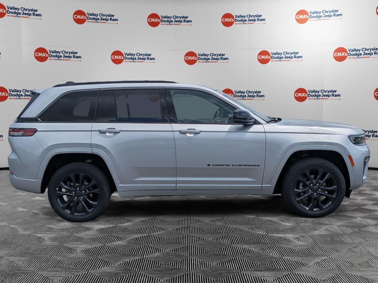 New 2026 Silver Zynith Exterior Paint Jeep Limited Reserve image 4