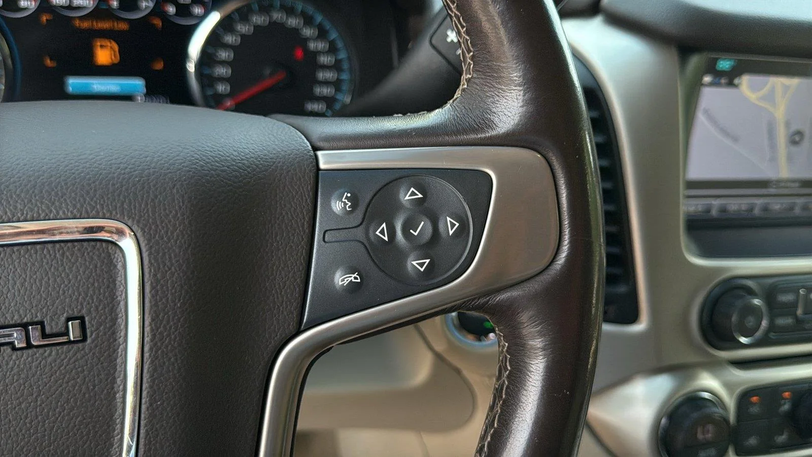 Used 2019 White Frost Tricoat GMC Denali image 41
