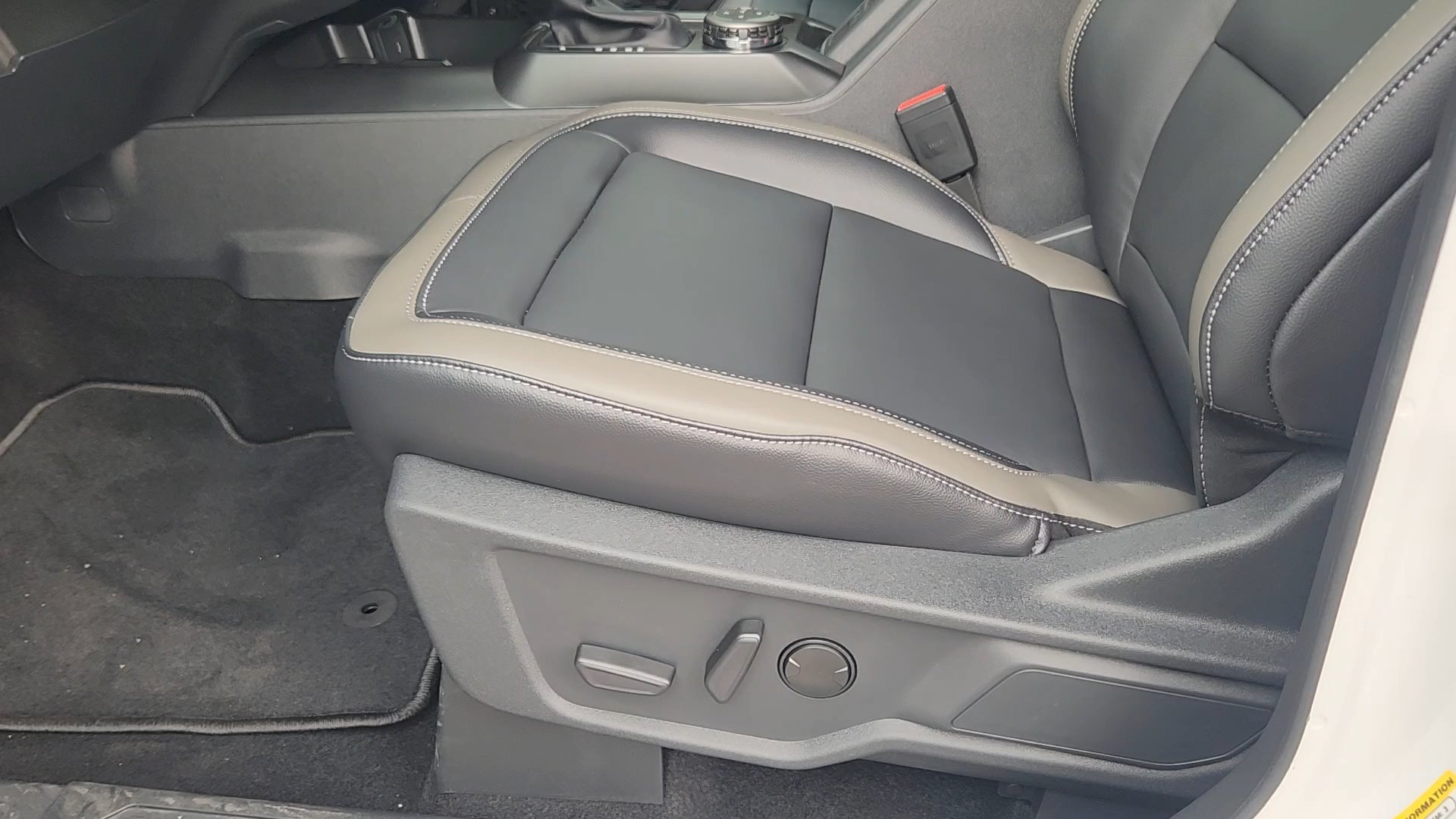 New 2026 Oxford White Ford Outer Banks image 32