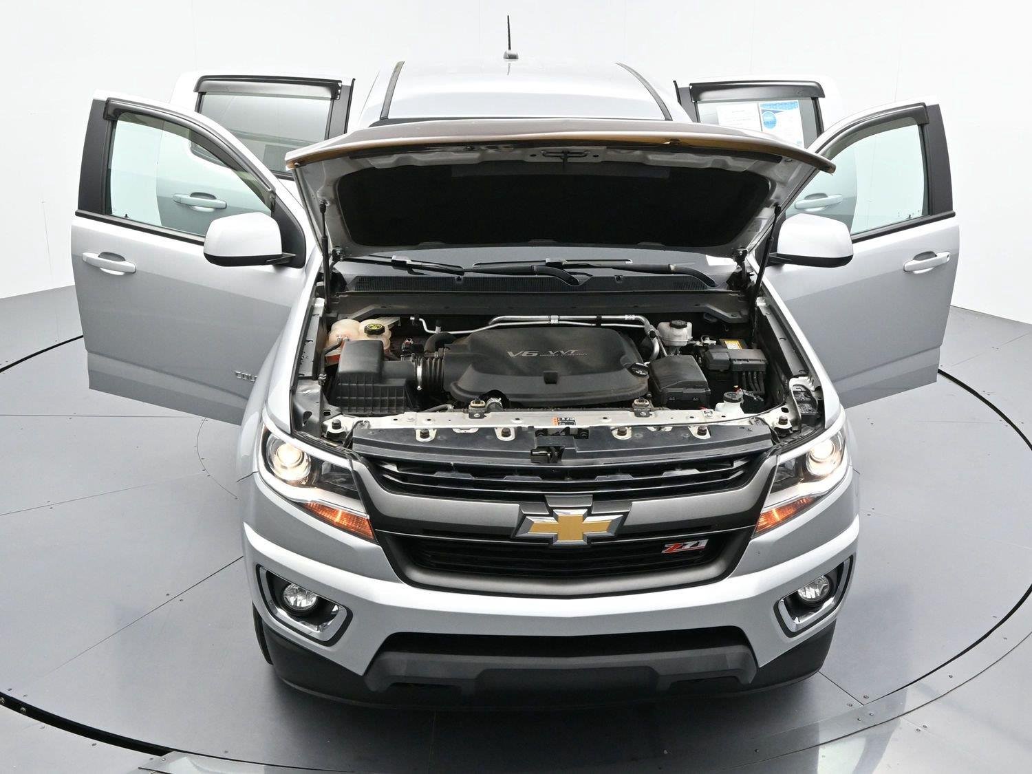 Used 2018 SILVER ICE METALLIC Chevrolet 4WD Z71 image 46