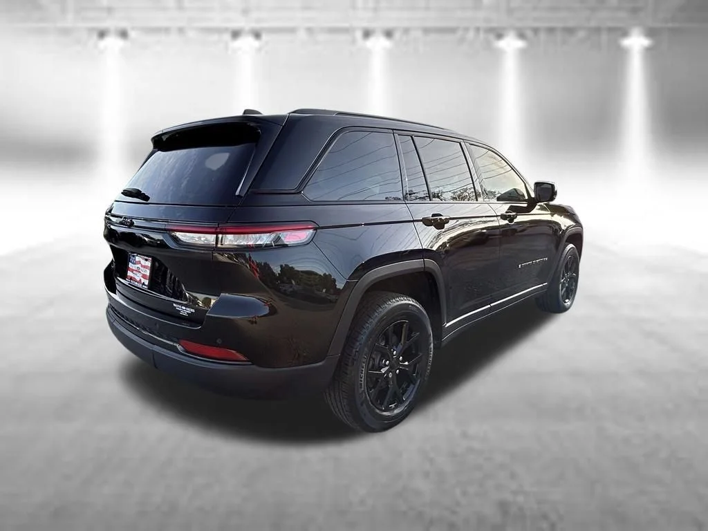 Certified Used 2024 Diamond Black Jeep Altitude image 4