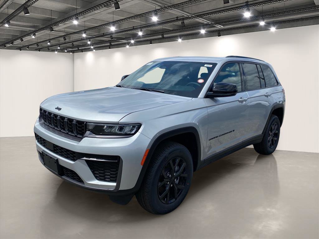 New 2026 Silver Zynith Exterior Paint Jeep Laredo Altitude image 2