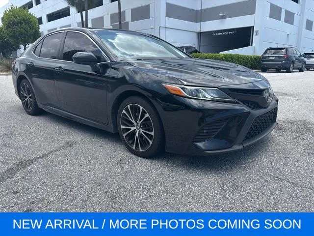 Used 2018 Midnight Black Metallic Toyota SE image 1