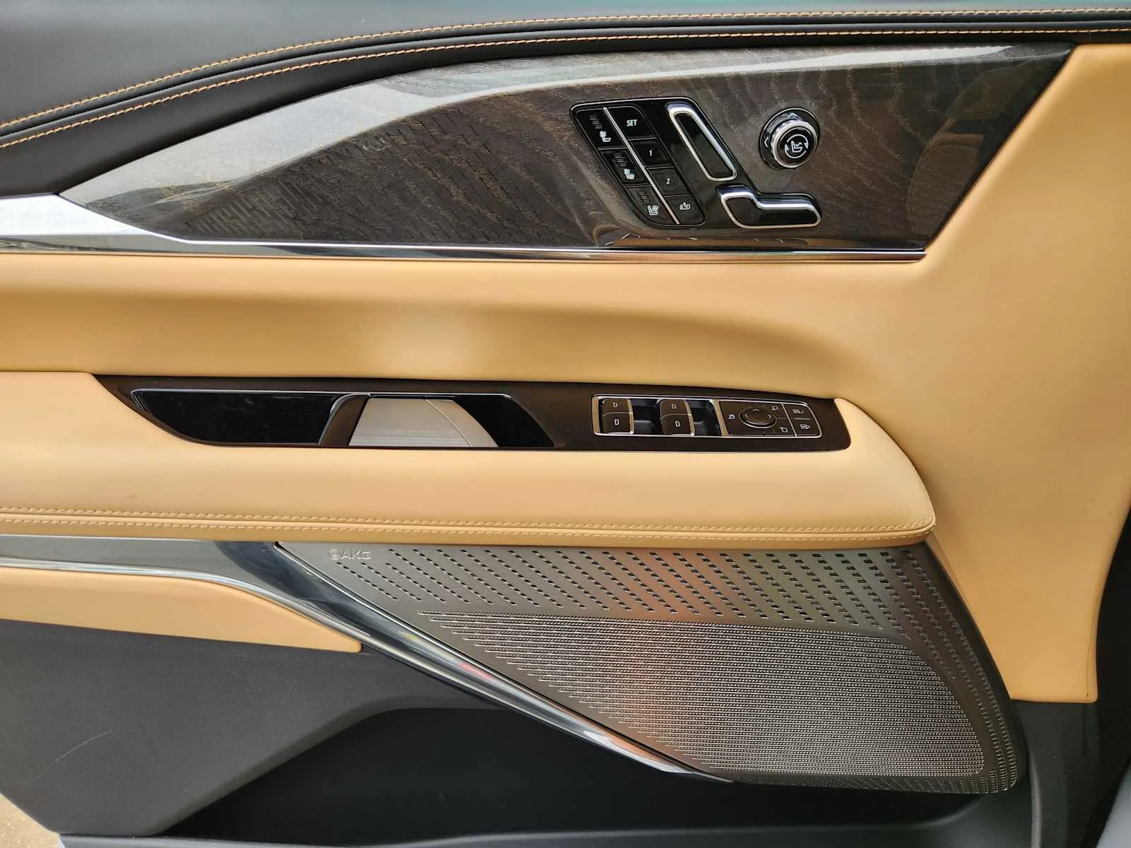 New 2026 Luna Metallic Cadillac Premium Luxury image 15