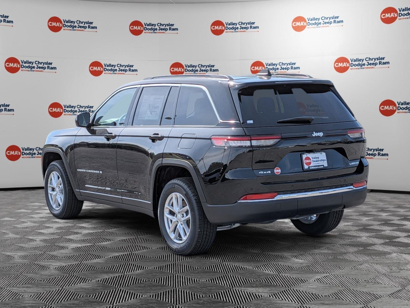 New 2026 Diamond Black Crystal Pearl-Coat Exterior Paint Jeep Laredo X image 7