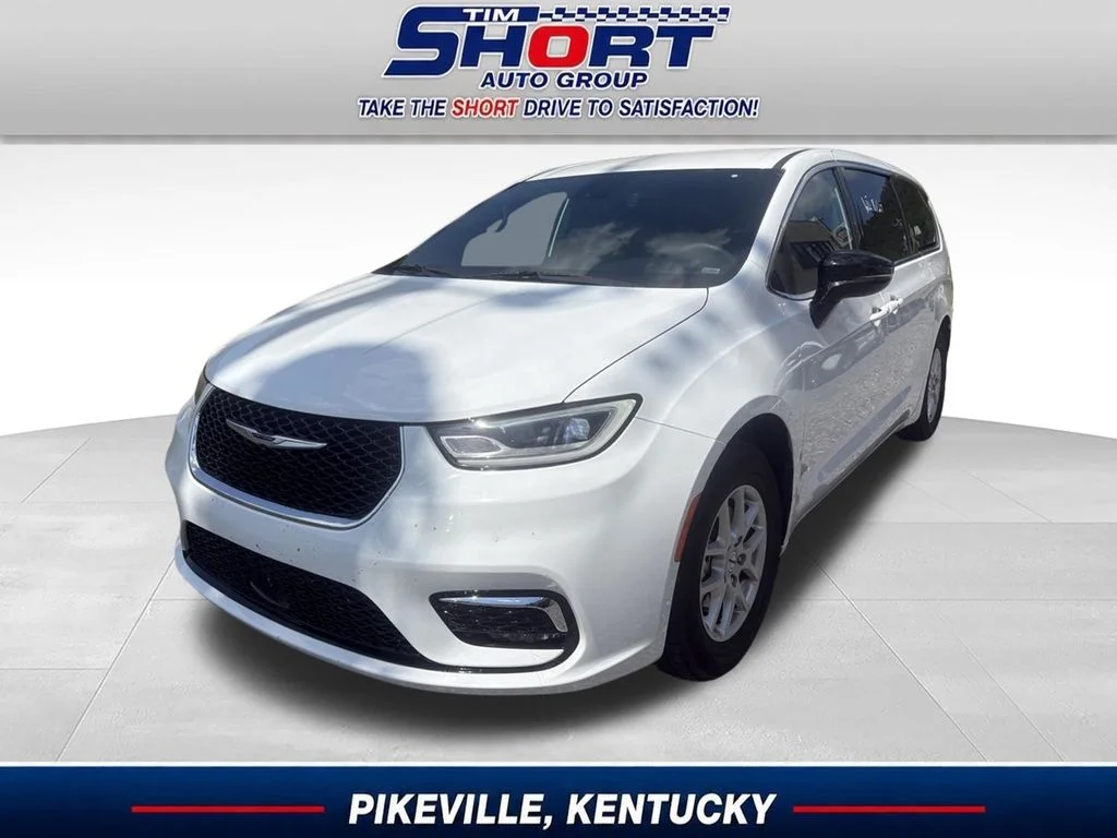Used 2025 White/off-white Chrysler Select image 1