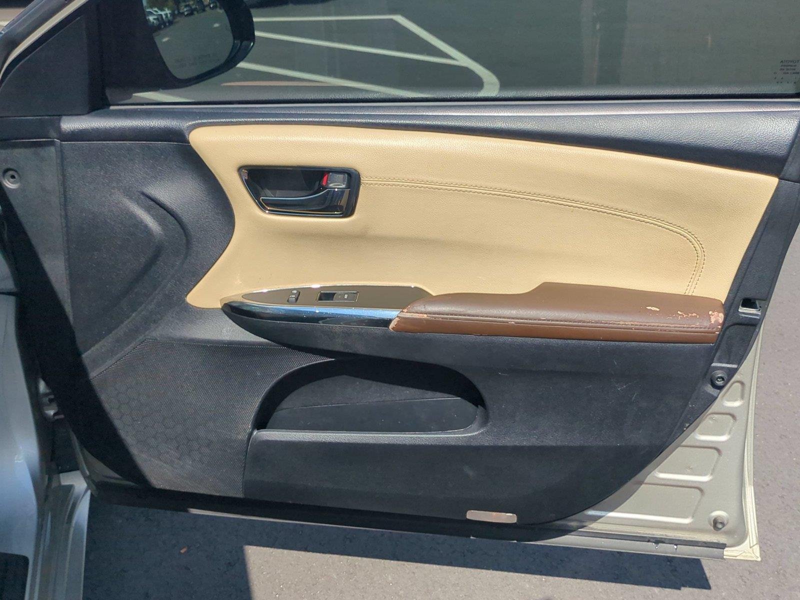 Used 2013  Toyota XLE Touring image 36