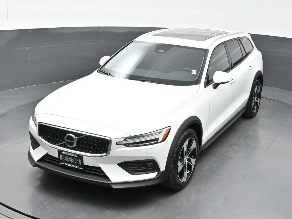 Certified Used 2026 Crystal White Volvo Plus image 29