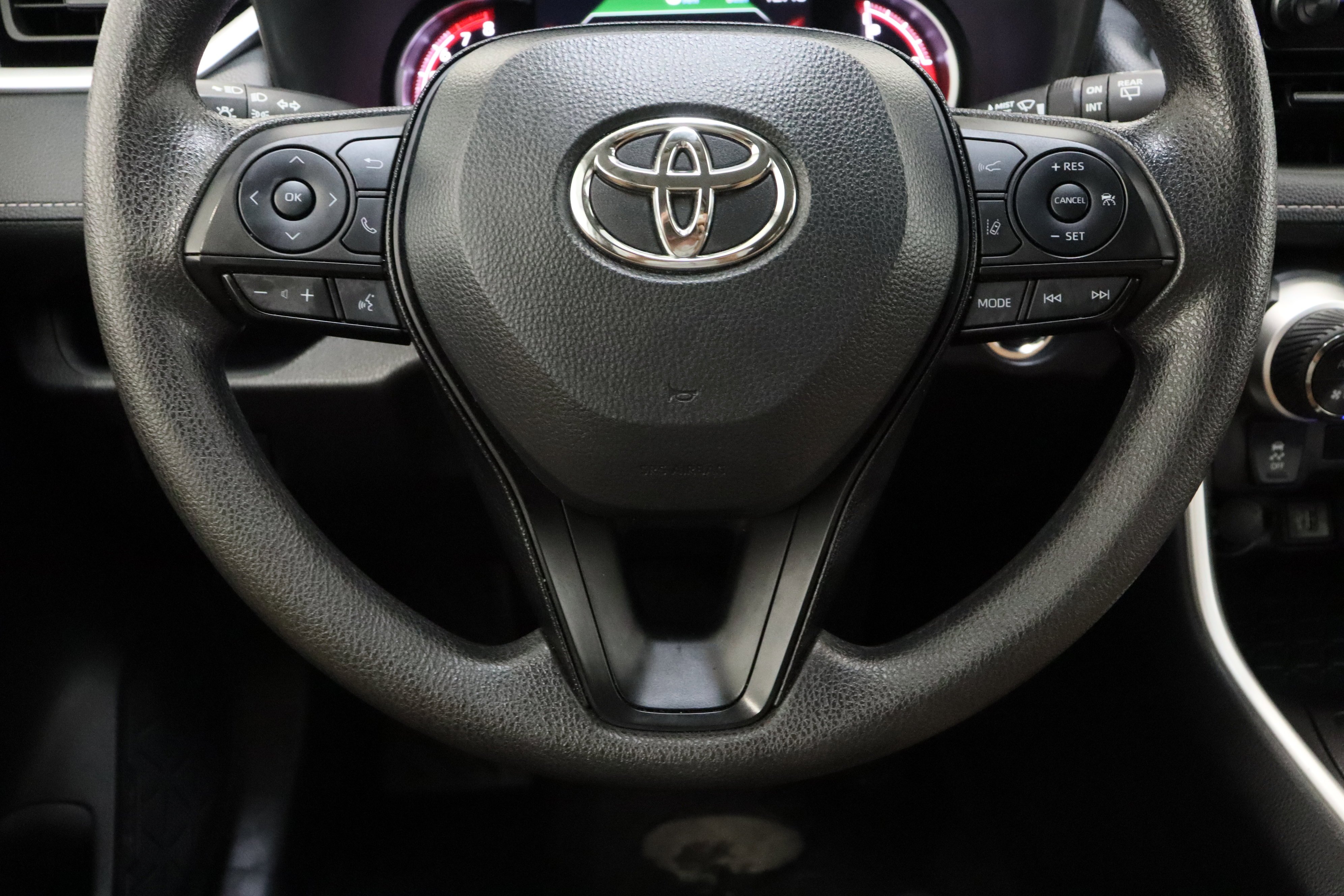 Used 2025 Ice Cap Toyota XLE 2.5L image 24