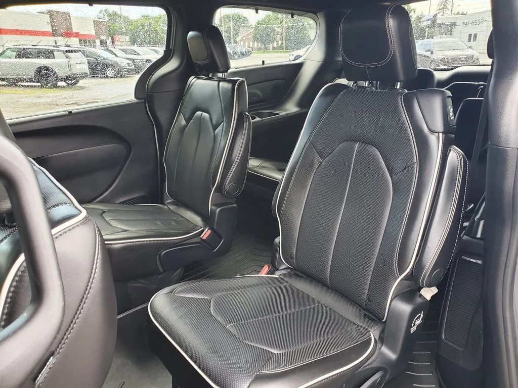 Used 2019 Silver Chrysler Limited image 29