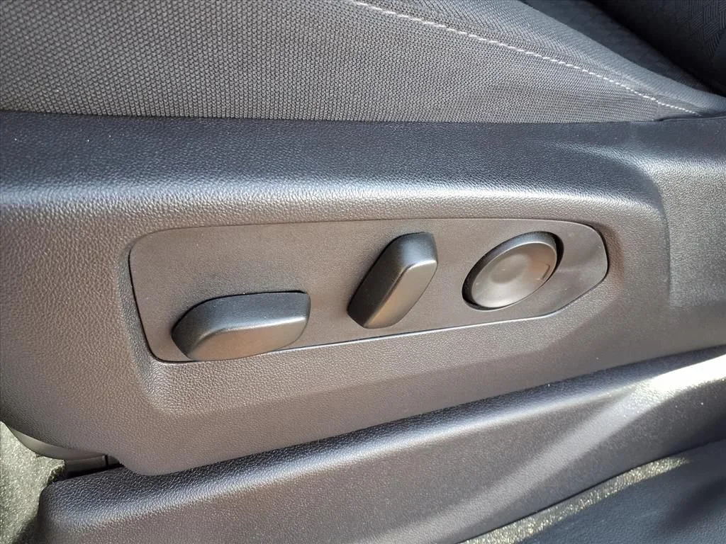 Used 2024 Summit White GMC Elevation image 5