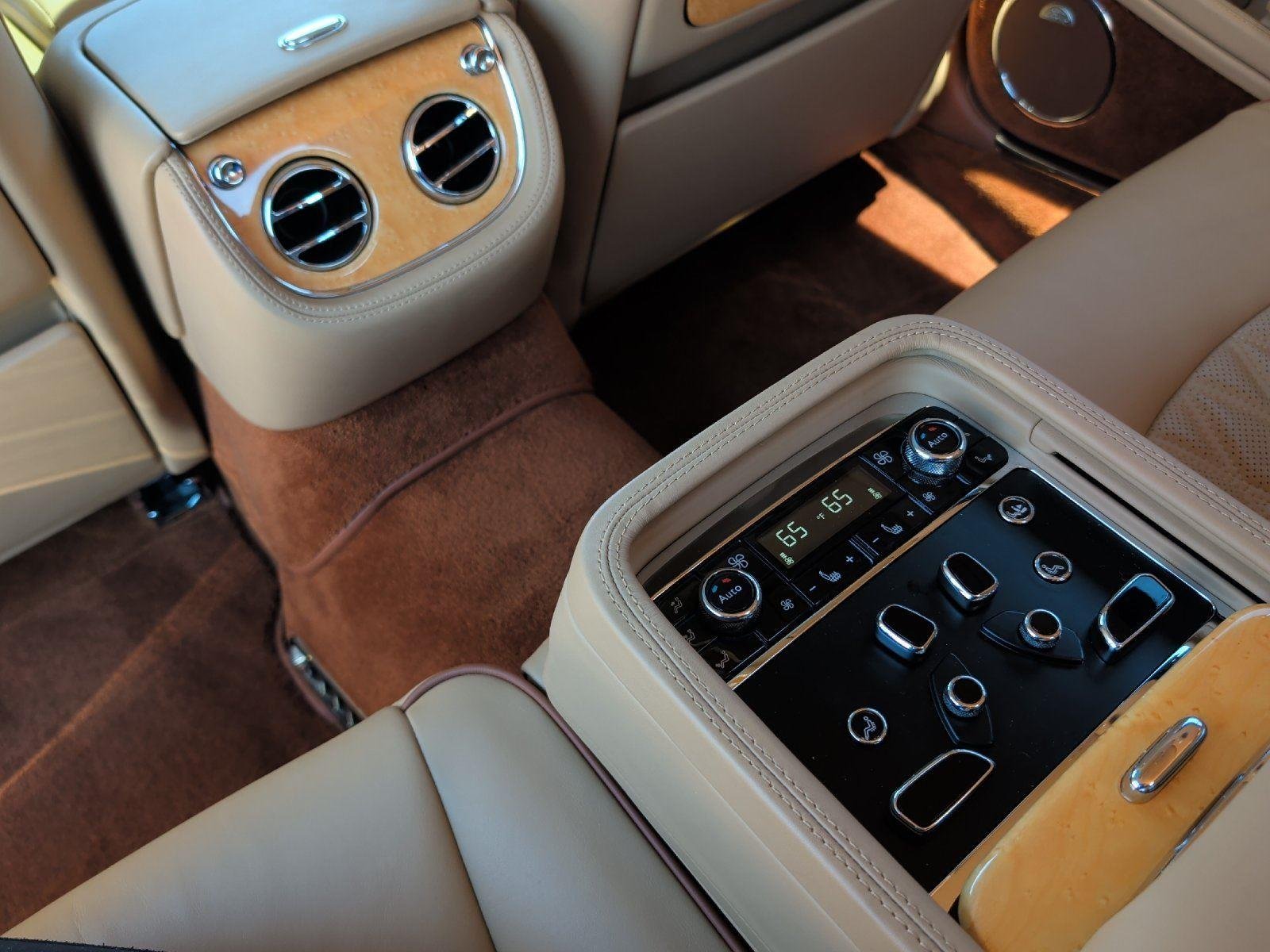 Used 2017 Glacier White Bentley Base image 39