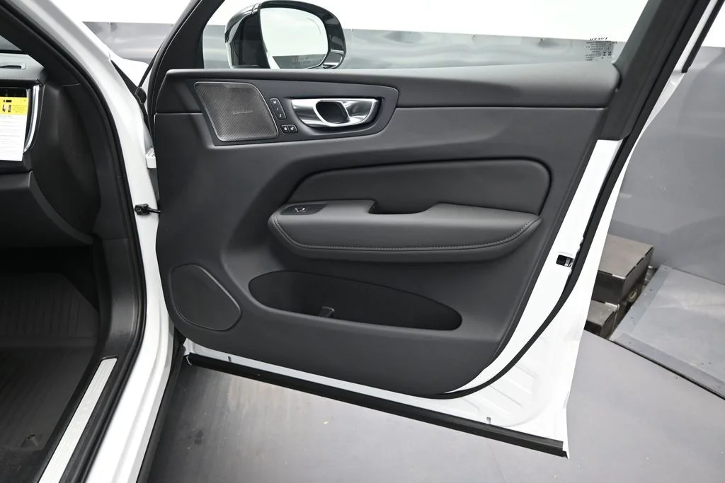 New 2026 Crystal White Volvo T8 Ultra Black Edition image 19