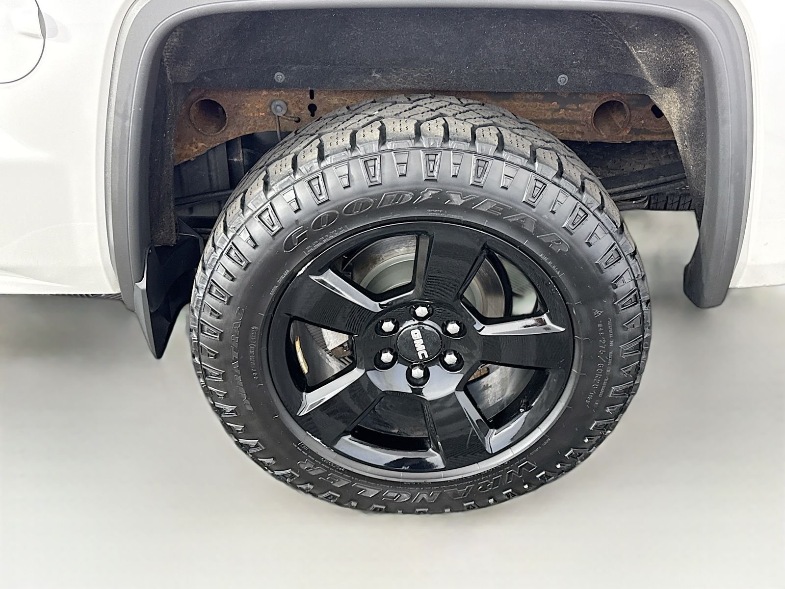 Used 2018 White GMC SLT image 16