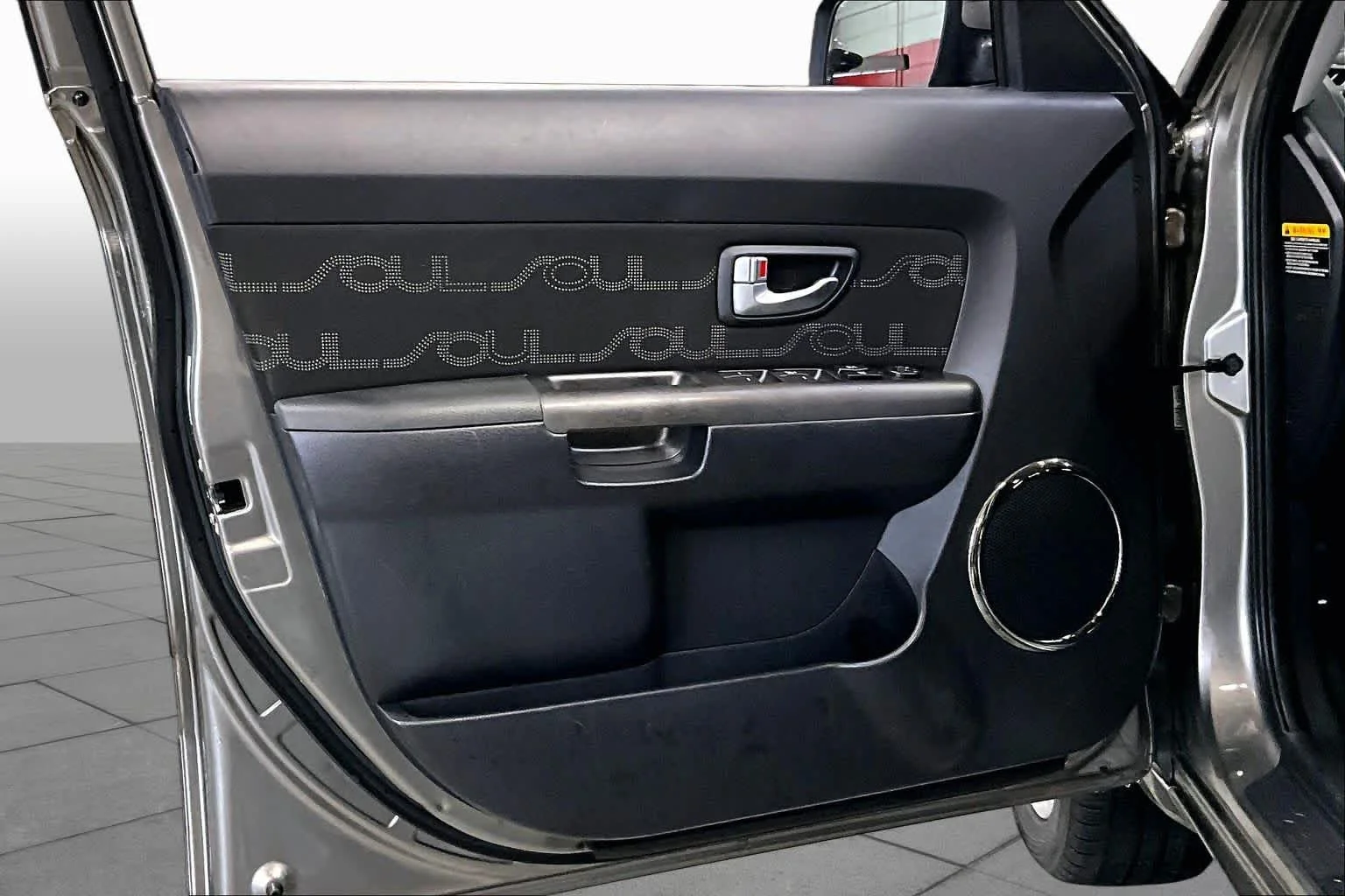 Used 2012 Titanium Pearl Metallic Kia + image 20
