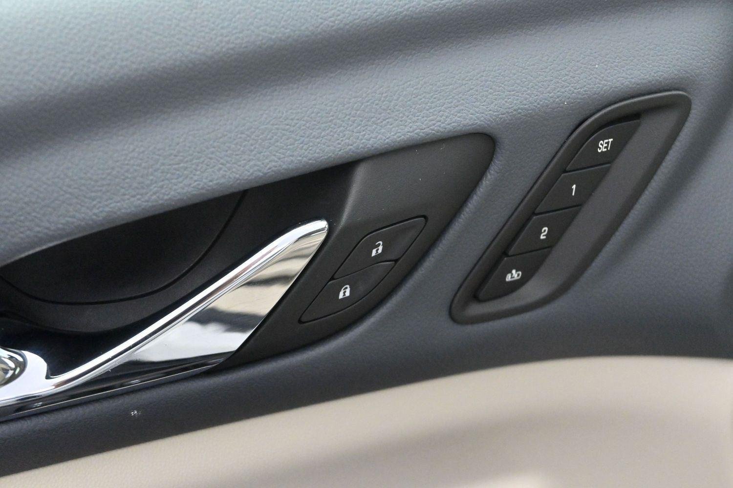 Used 2023 White Frost Tricoat GMC Denali image 10