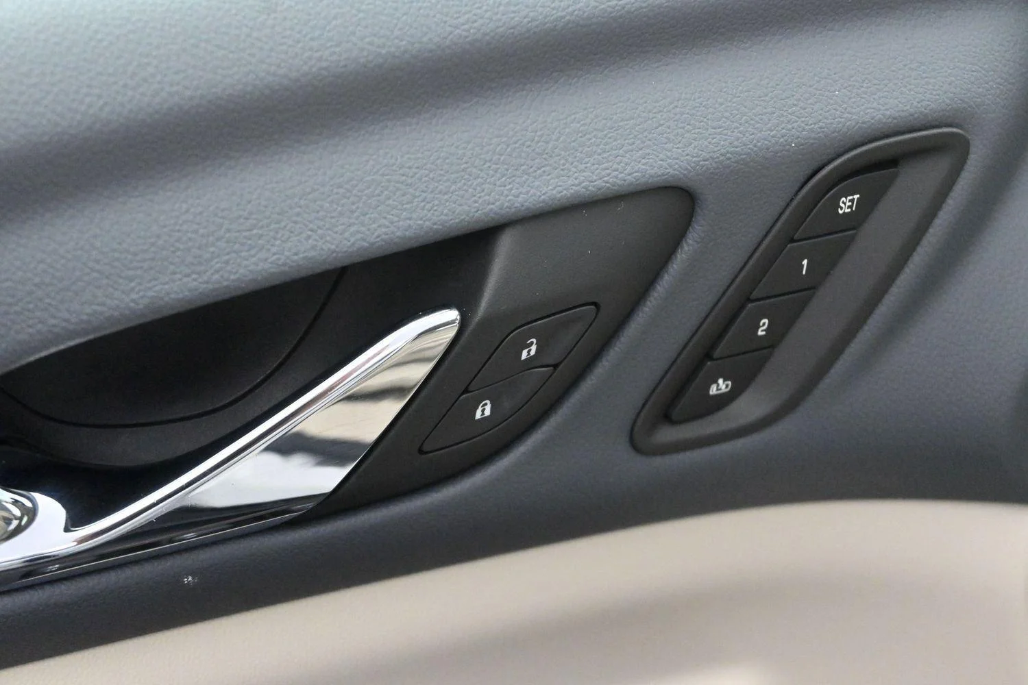 Used 2023 White Frost Tricoat GMC Denali image 10