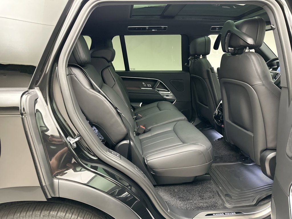New 2027 Santorini Black Land Rover SE image 7