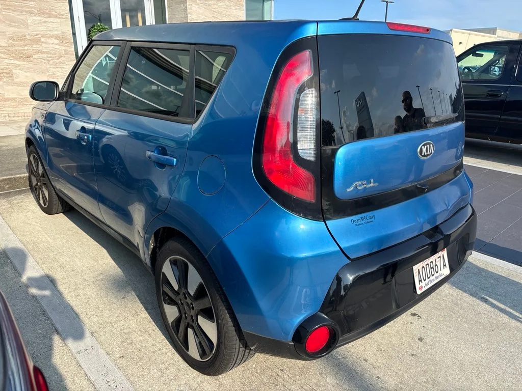 Used 2016 Blue Kia Plus image 9