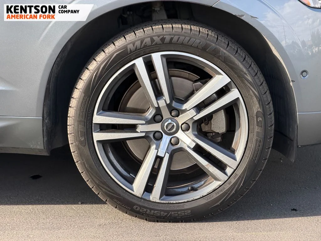 Used 2019 Gray Volvo T6 Momentum image 12