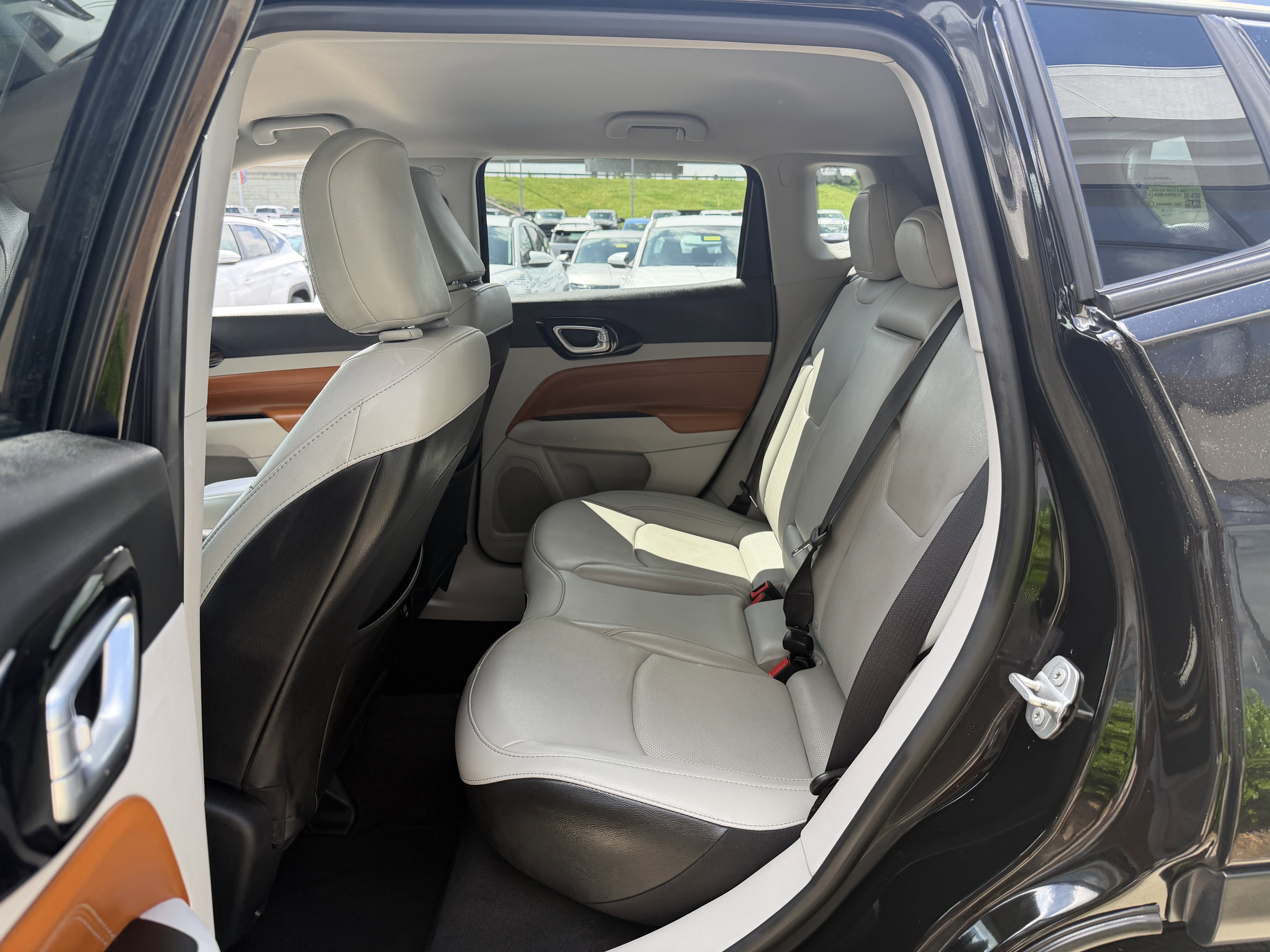 Used 2022 Diamond Black Crystal Pearlcoat Jeep Limited image 28
