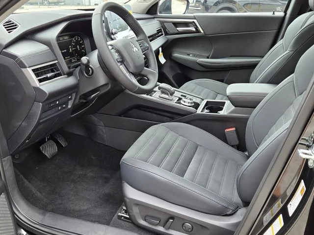 2025 Mitsubishi Outlander Plug-in Hybrid SE - Photo 9