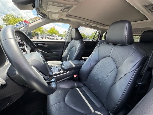 Used 2025  Toyota Platinum image 16