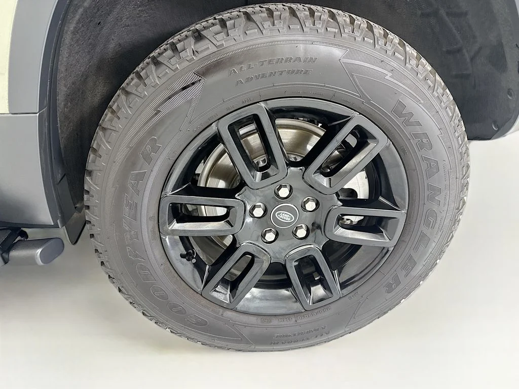 Used 2025 Pangea Green Metallic Land Rover S image 30