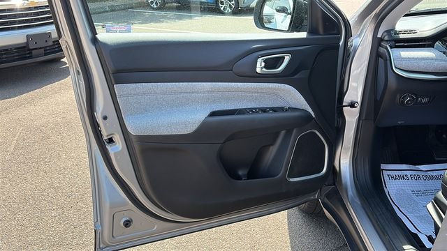 Used 2022 Silver Jeep Latitude image 9