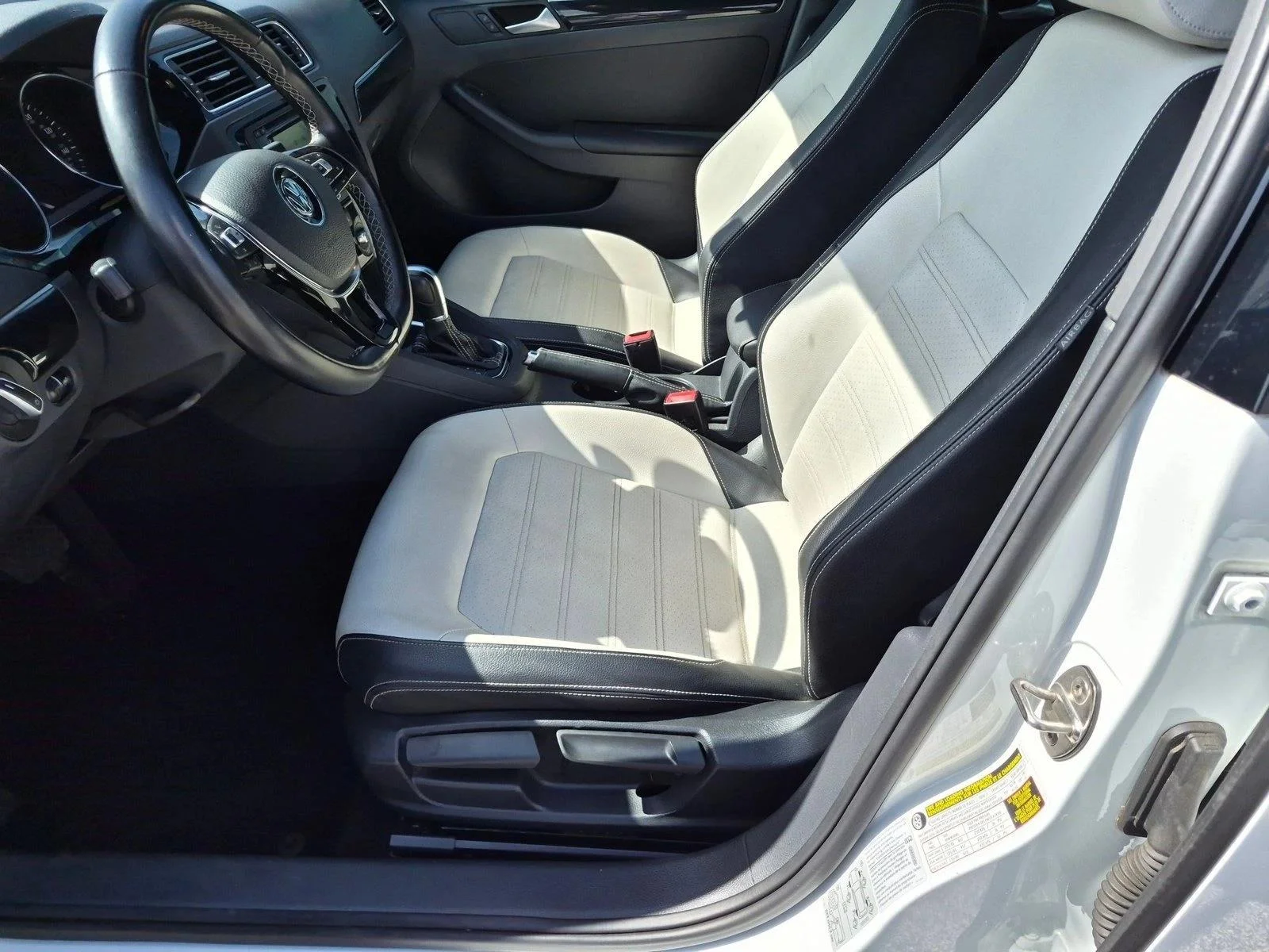 Used 2015 White Volkswagen 1.8T SE image 15