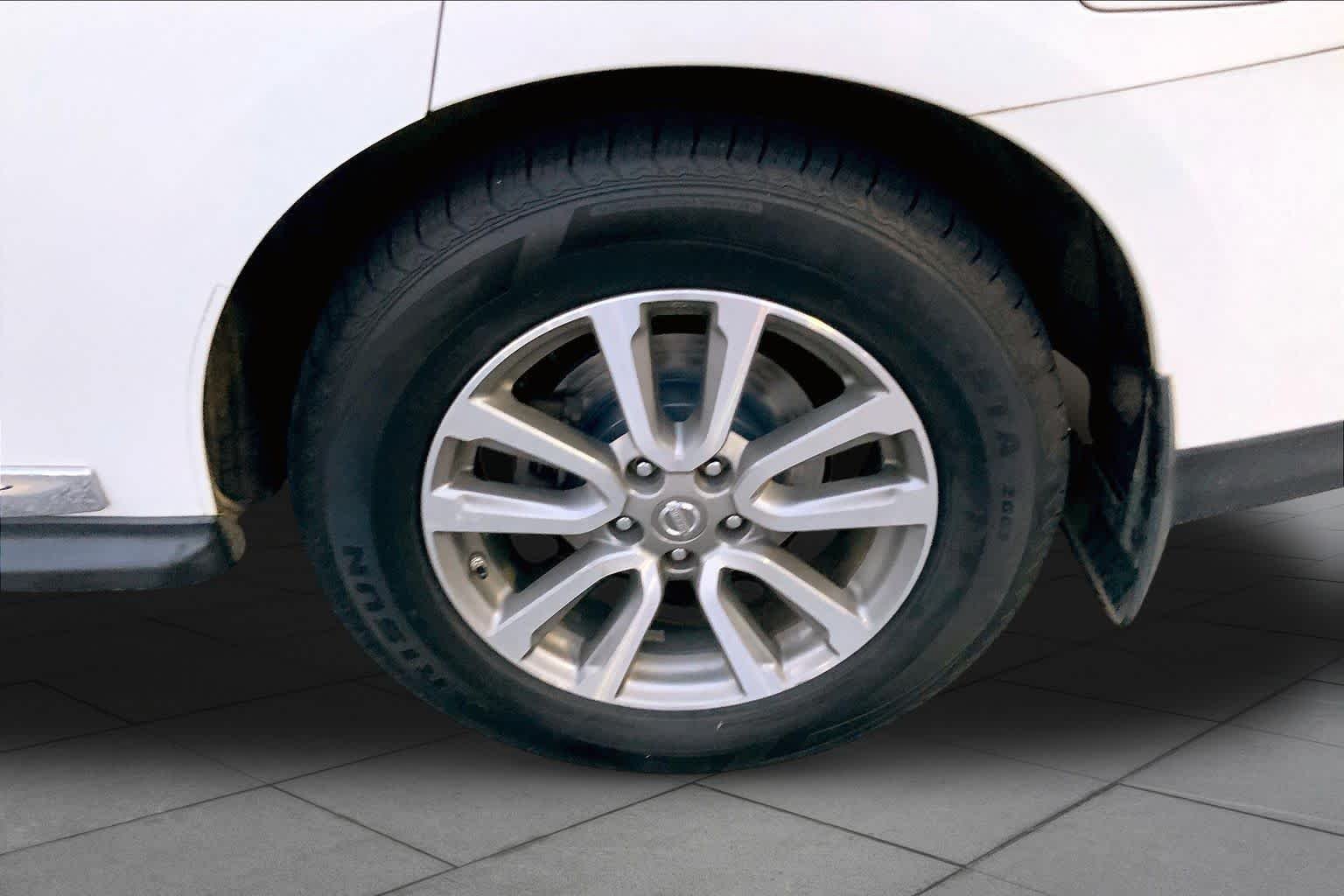 Used 2014 Moonlight White Nissan SL image 10