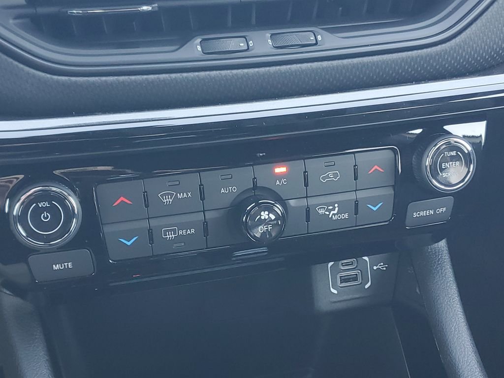 New 2026 Bright White Clearcoat Jeep Latitude image 28