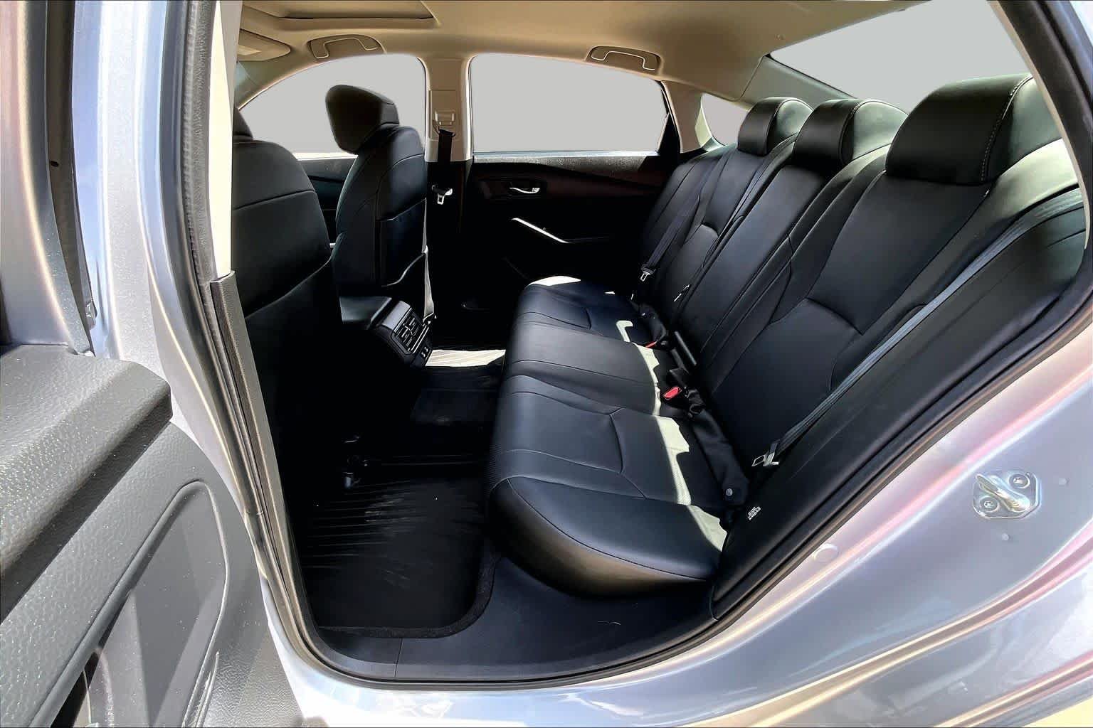 Used 2024 Solar Silver Metallic Honda EX-L image 19