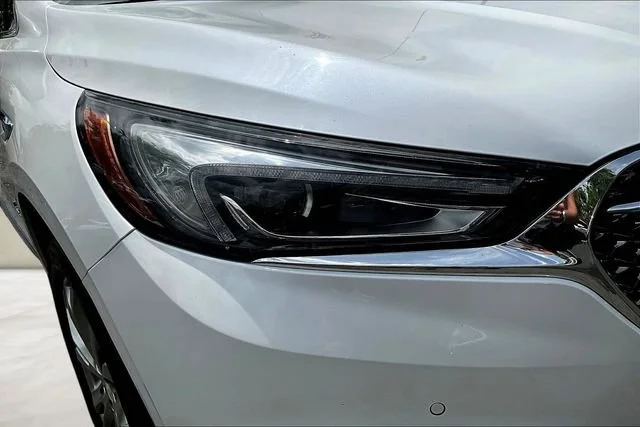 Used 2018 White Frost Tricoat Buick Avenir image 33