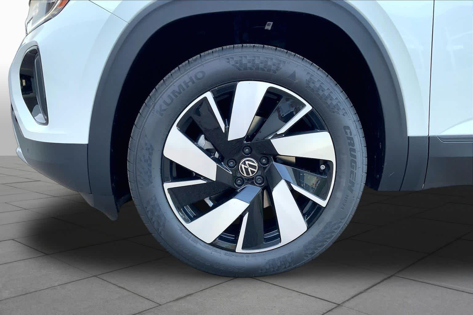 New 2026 Opal White Pear Volkswagen 2.0T SE w/Technology image 12