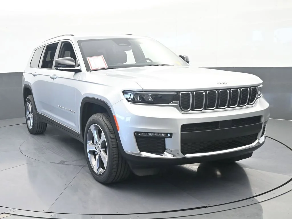 Used 2025 Silver Jeep Limited image 9