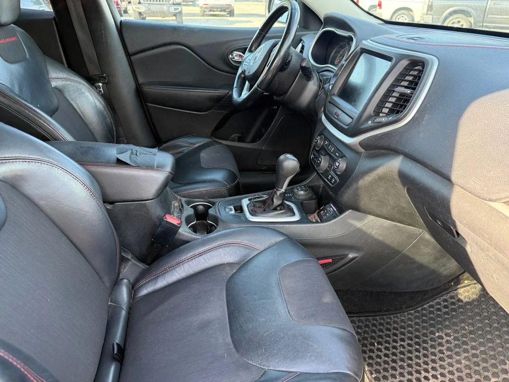 Used 2015 Red Jeep Trailhawk image 7