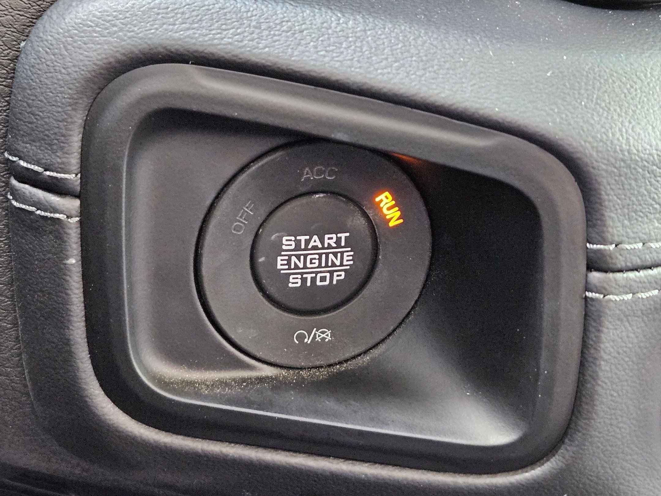 Used 2025 Granite Crystal Clearcoat Metallic Jeep Sahara image 19
