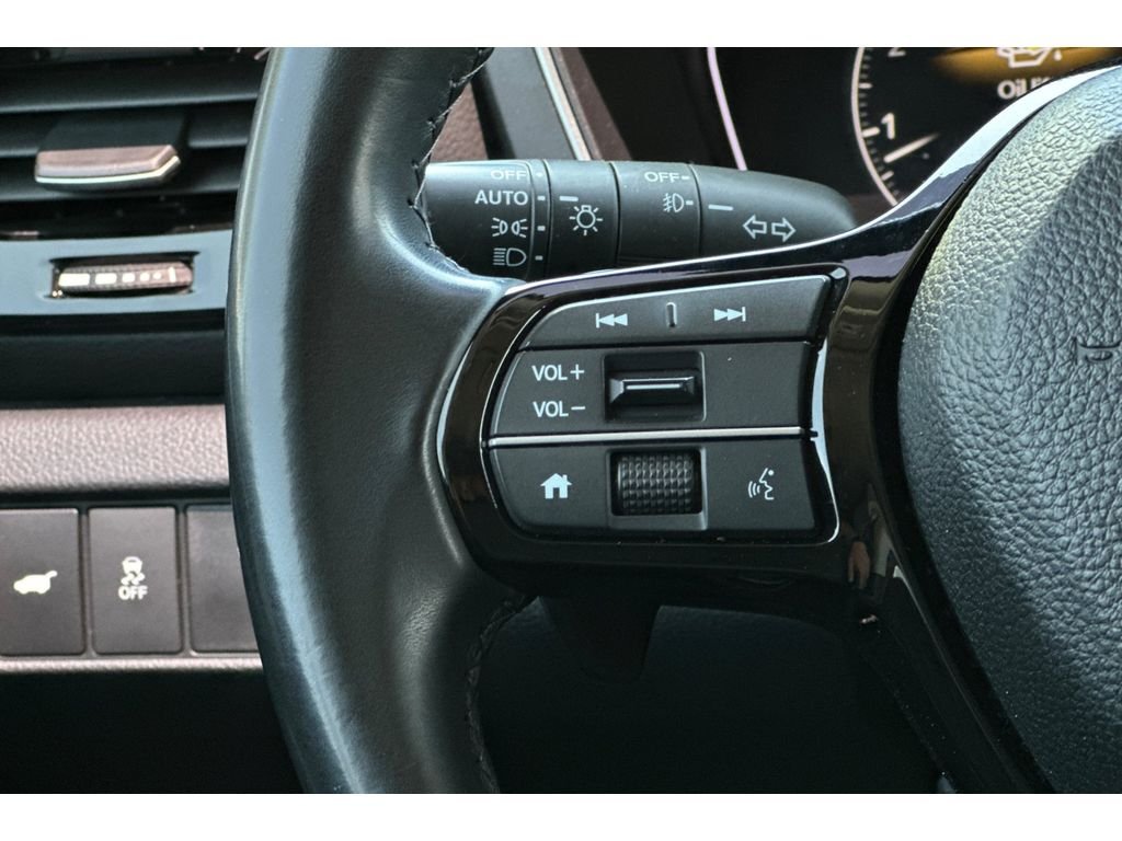Used 2025 Platinum White Pearl Honda Touring image 38
