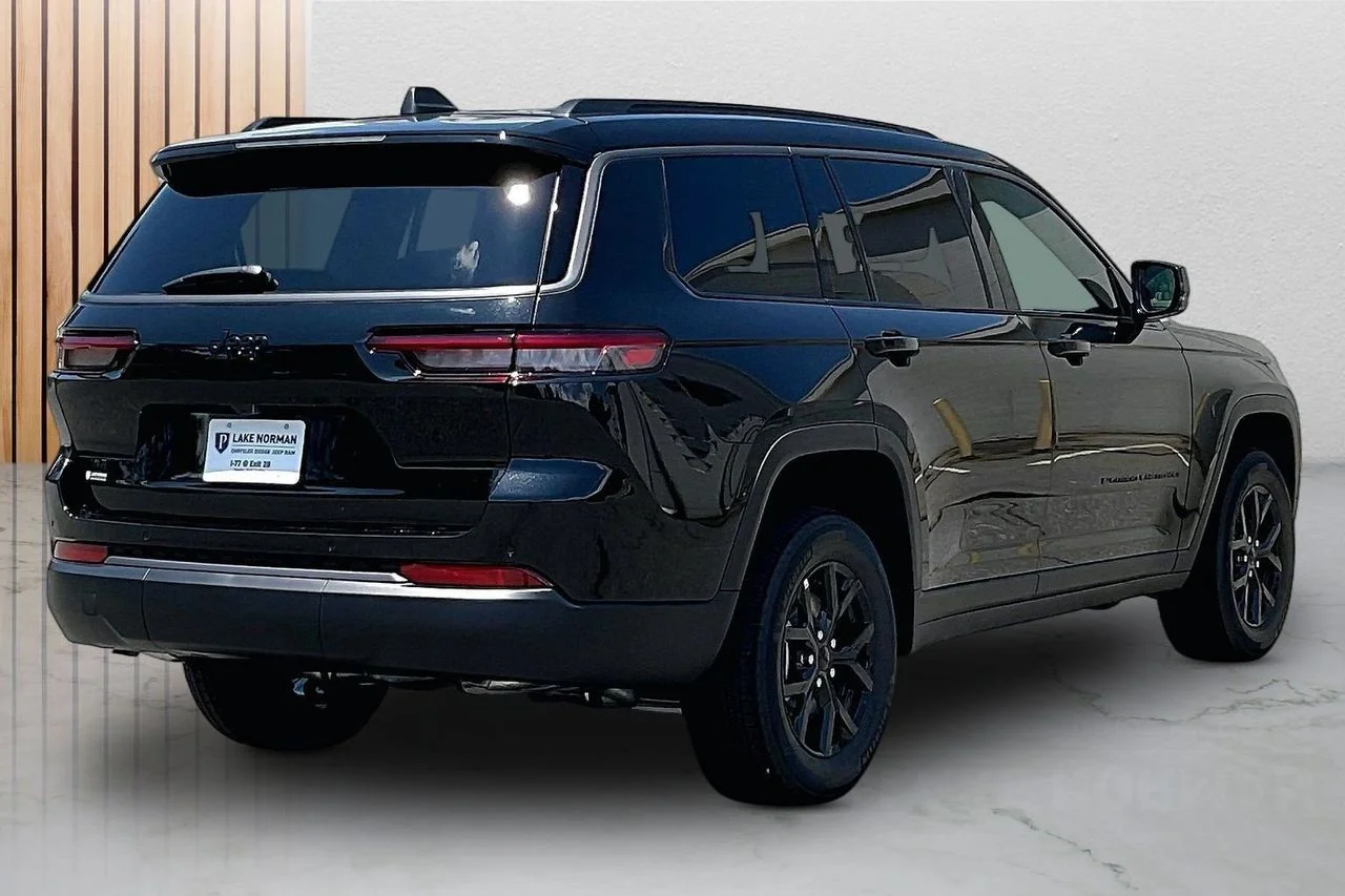 New 2026 Diamond Black Crystal Pearl-Coat Exterior Paint Jeep Altitude image 9
