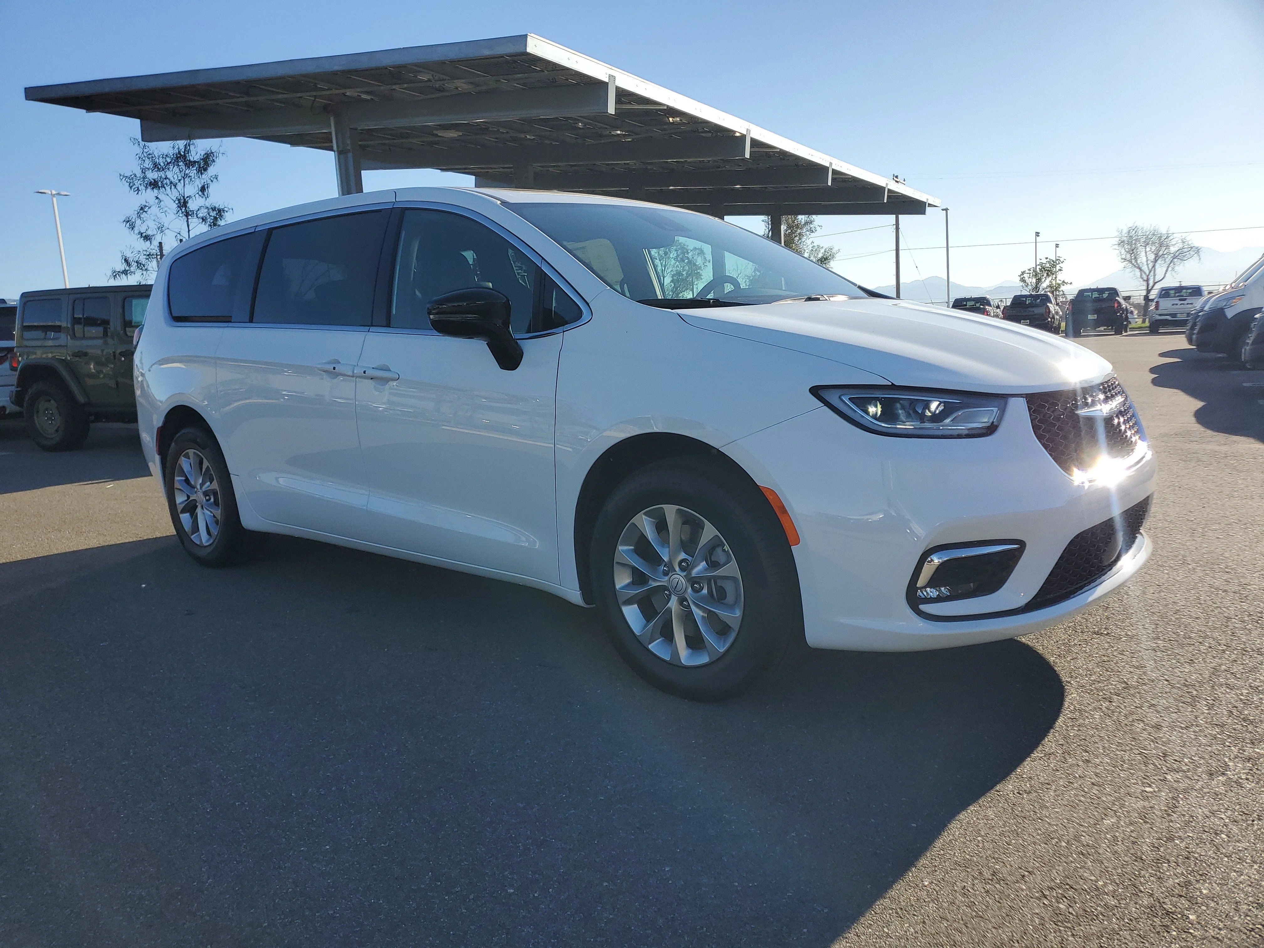 New 2026 Bright White Clear-Coat Exterior Paint Chrysler Limited image 7
