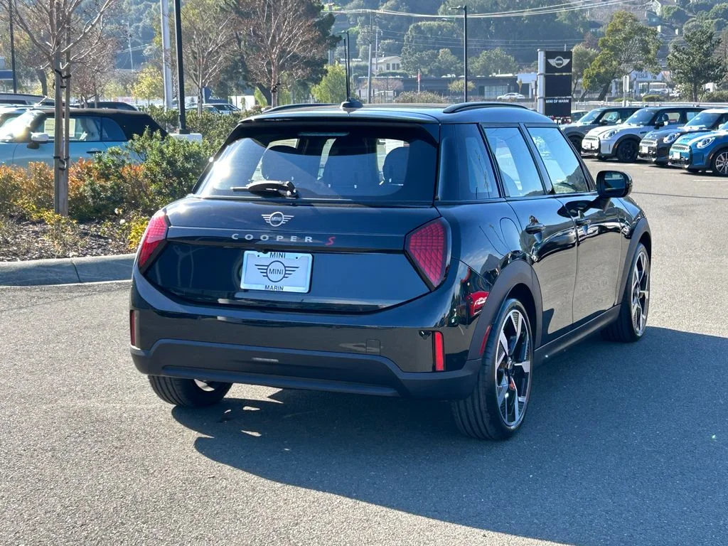 New 2026 Midnight Black II Metallic MINI Signature Plus image 5