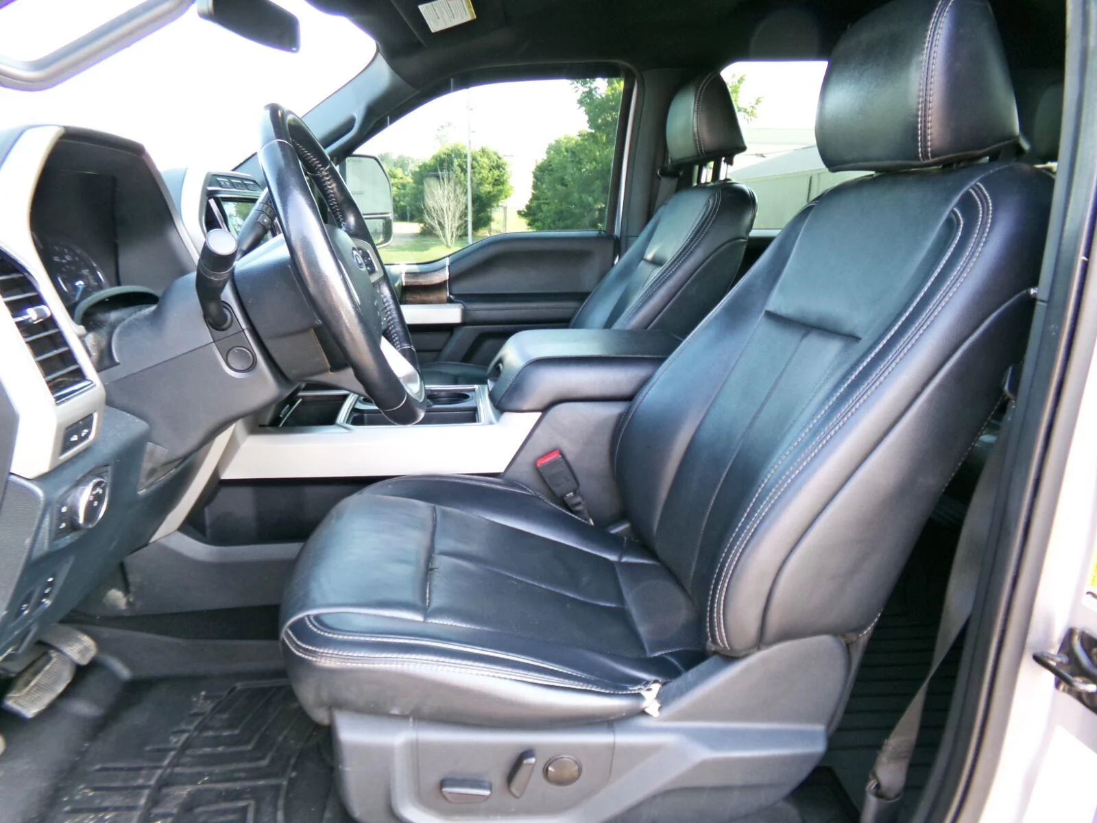 Used 2022 Iconic Silver/Carbonized Gray Ford Lariat image 12