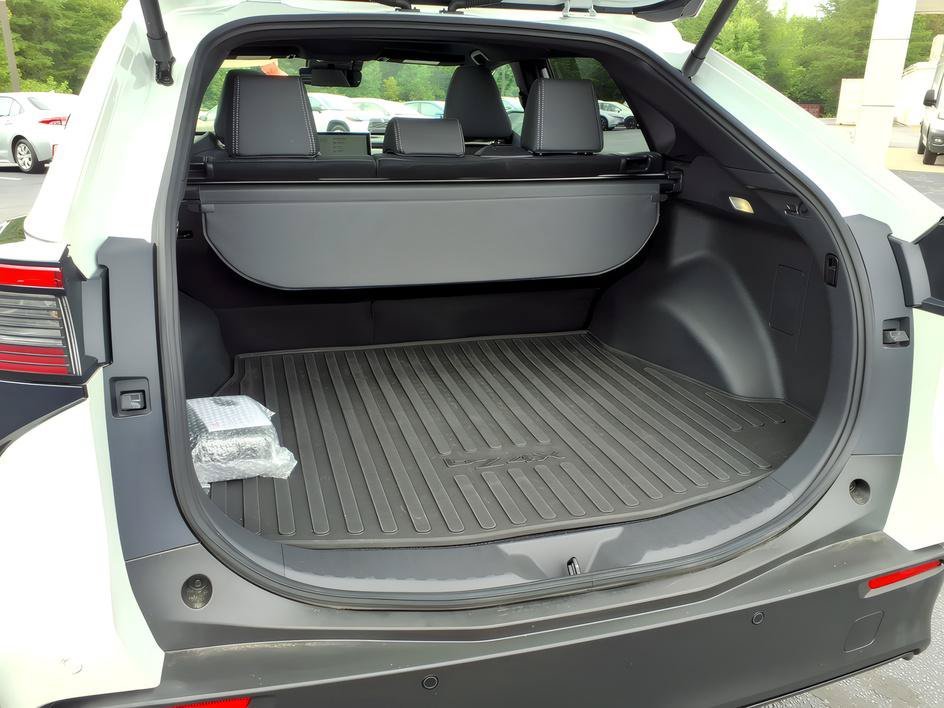 Certified Used 2023 Pearl Toyota Limited image 6
