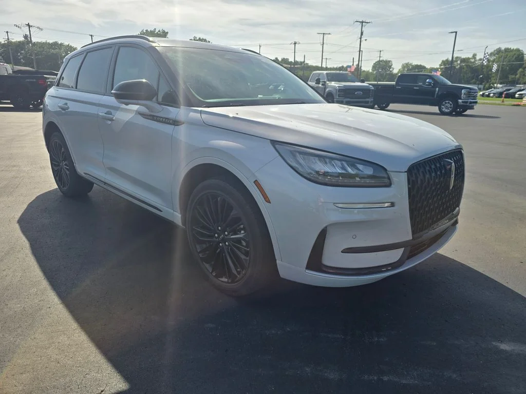 Used 2025 White Lincoln Premiere image 3